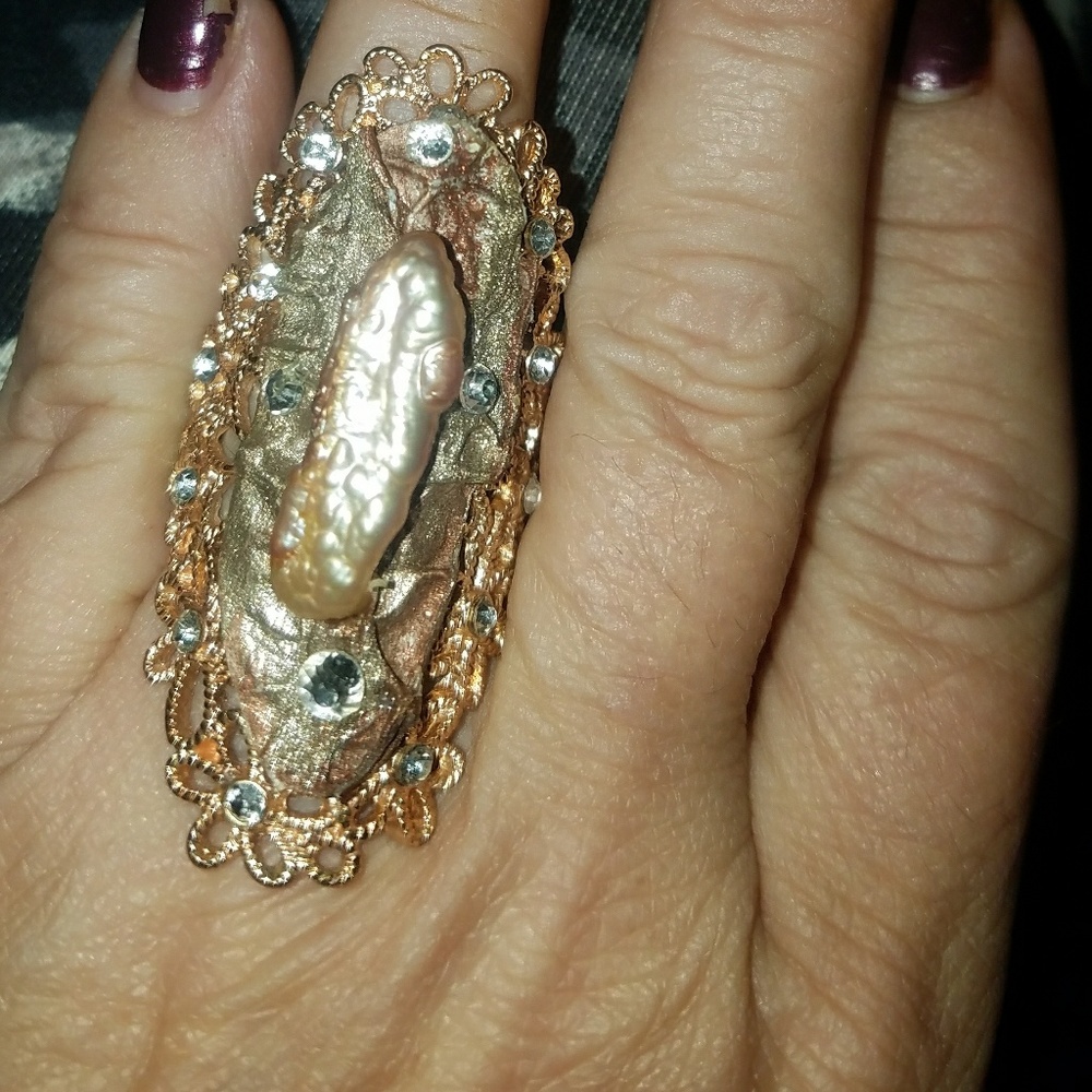 Gorgeous art Decor ring stretchy size 6 to 8